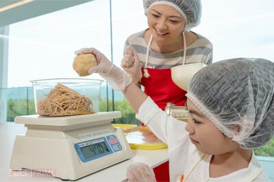 蒸した大豆をミンチ用の機械でつぶし、分量を量る。こうじと塩を混ぜ合わせれば、完成間近!　