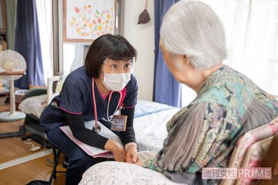 日々の話に「うん、うん」と耳を傾ける中村先生。ざっくばらんに話がしやすい雰囲気で、医師と患者という垣根を感じさせない　撮影／伊藤和幸
