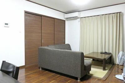 窓の前や部屋の真ん中に家具などは置かず、エアコンと扇風機のW使いをすれば、暑いのを我慢せずに電気代が抑えられる！※写真はイメージです