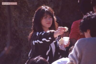 '85年に公開された、主演映画『愛・旅立ち』撮影でロケ休憩中の明菜