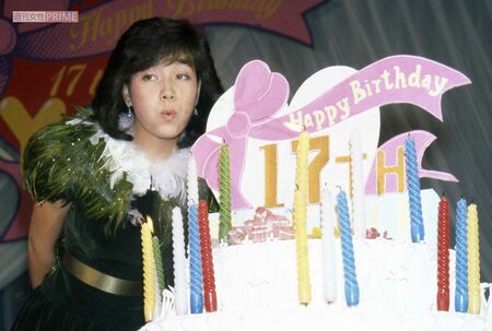 17歳の誕生パーティーで大きなケーキに喜ぶ柏原芳恵