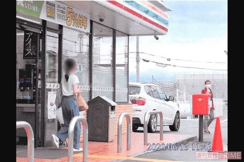 コンビニで生理用品などを購入したB子さんと電話中の市長