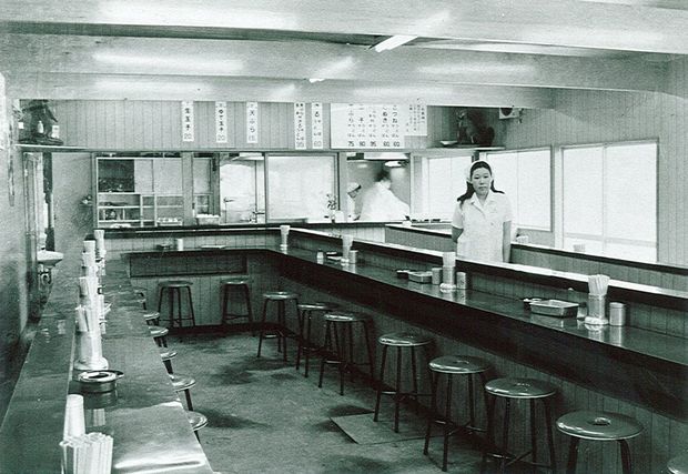 昭和41年、本社前にドライブイン型うどん店をオープン！