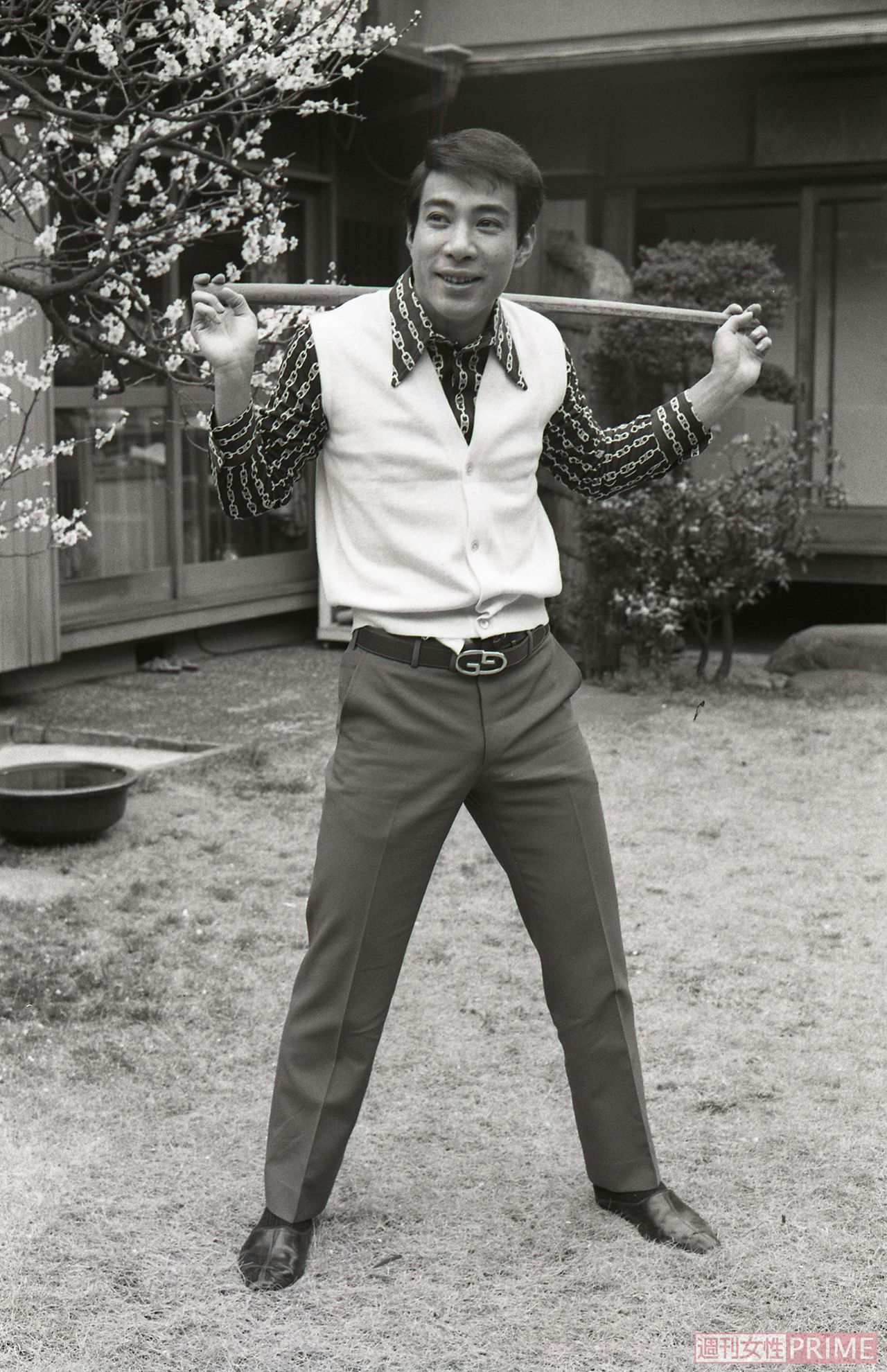 '76年、自宅の庭で稽古中の十二代目團十郎さん。この翌年に海老蔵が誕生した