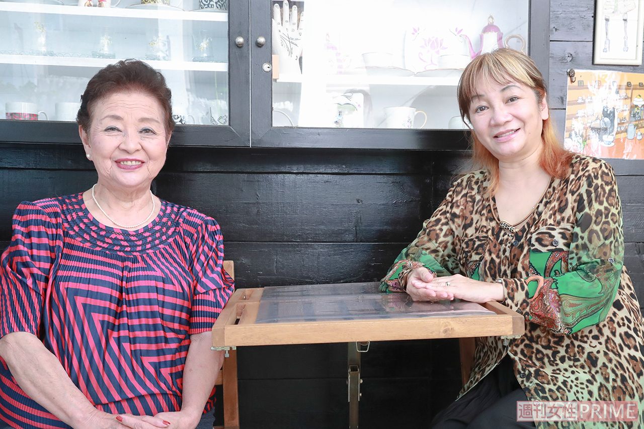 終始楽しげに話していた小笠原祐子さんと岩井志麻子さん