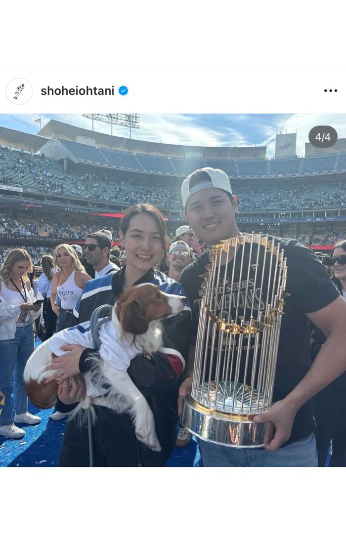 11月2日、真美子夫人とデコピンと優勝パレードに参加した（大谷翔平のインスタグラムより）