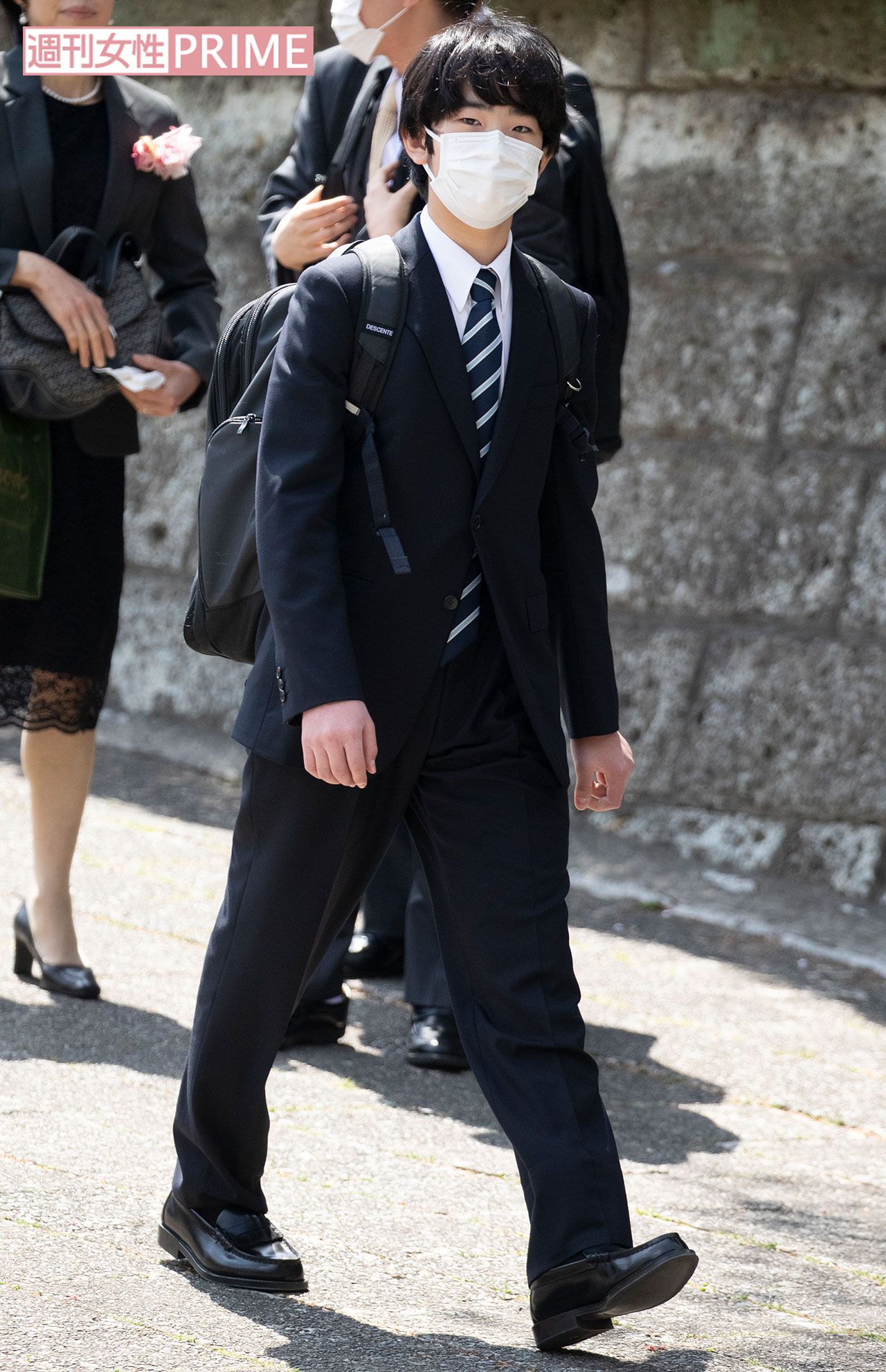 制服がない筑附高の入学式に、濃紺のスーツ姿で出席された悠仁さま（4月9日）