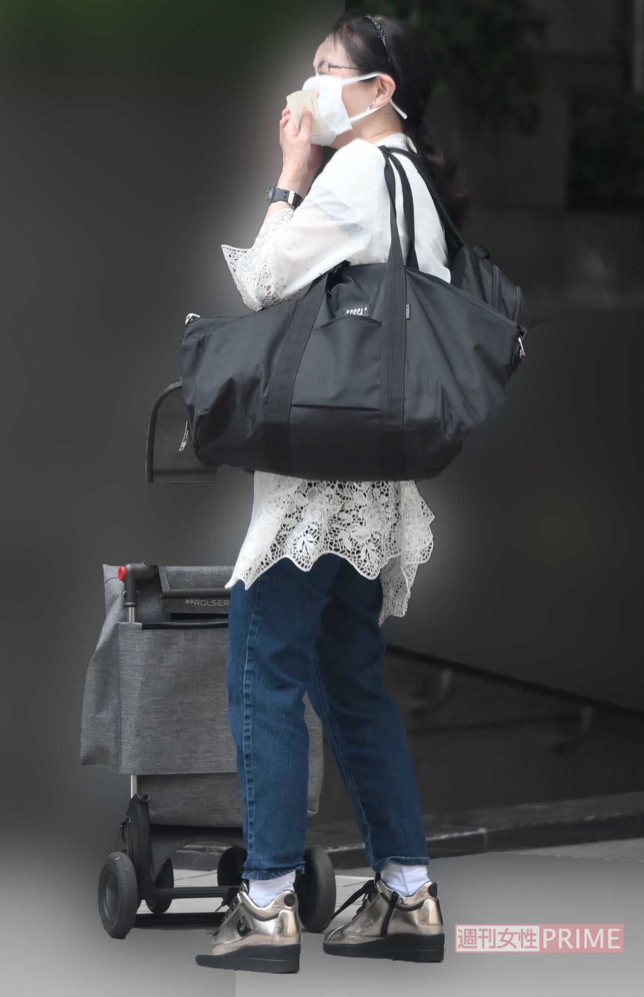 記者の直撃を受ける中島みゆき、引退説に語ったことは（2022年8月）