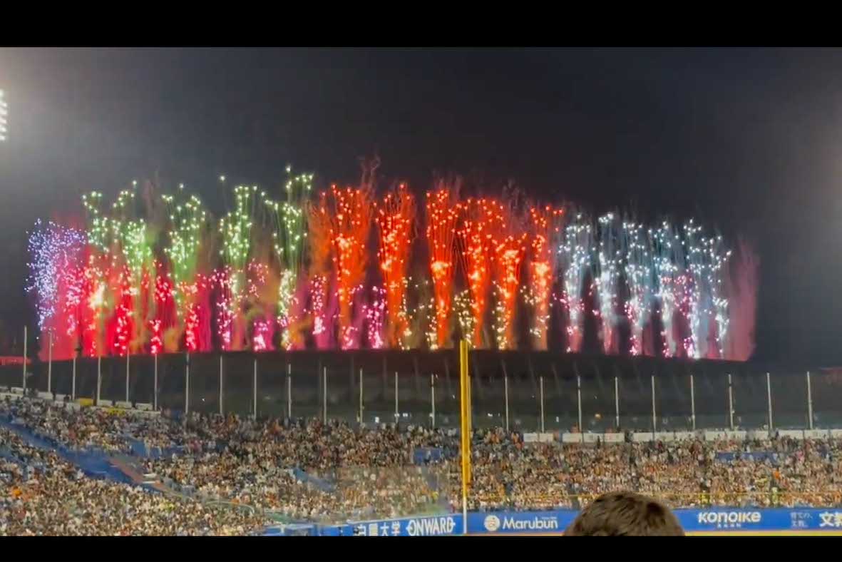Mrs.GREENAPPLEの国立競技場公演でド派手な花火が上がり、神宮球場の試合は2日連続で試合が一時中断に（Xより）