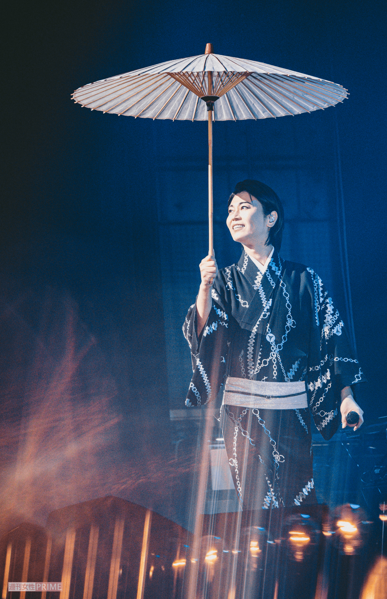 和傘を手に登場。『お江戸のさのさ』などを（写真／西槇太一）