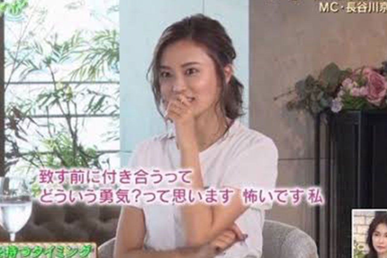 『グータンヌーボ』で赤裸々な恋愛観を明かした小島瑠璃子（『グータンヌーボ』より）