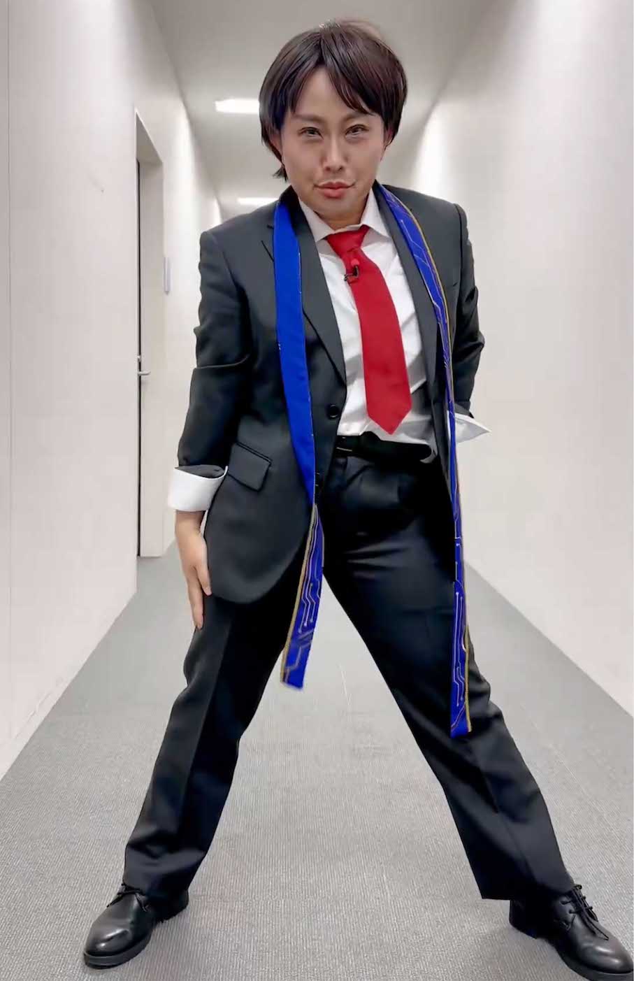 「2頭身の櫻井翔」人気ソロ曲『T.A.B.O.O』を歌いながらノリノリでダンスを披露したキンタロー。（本人のXより）
