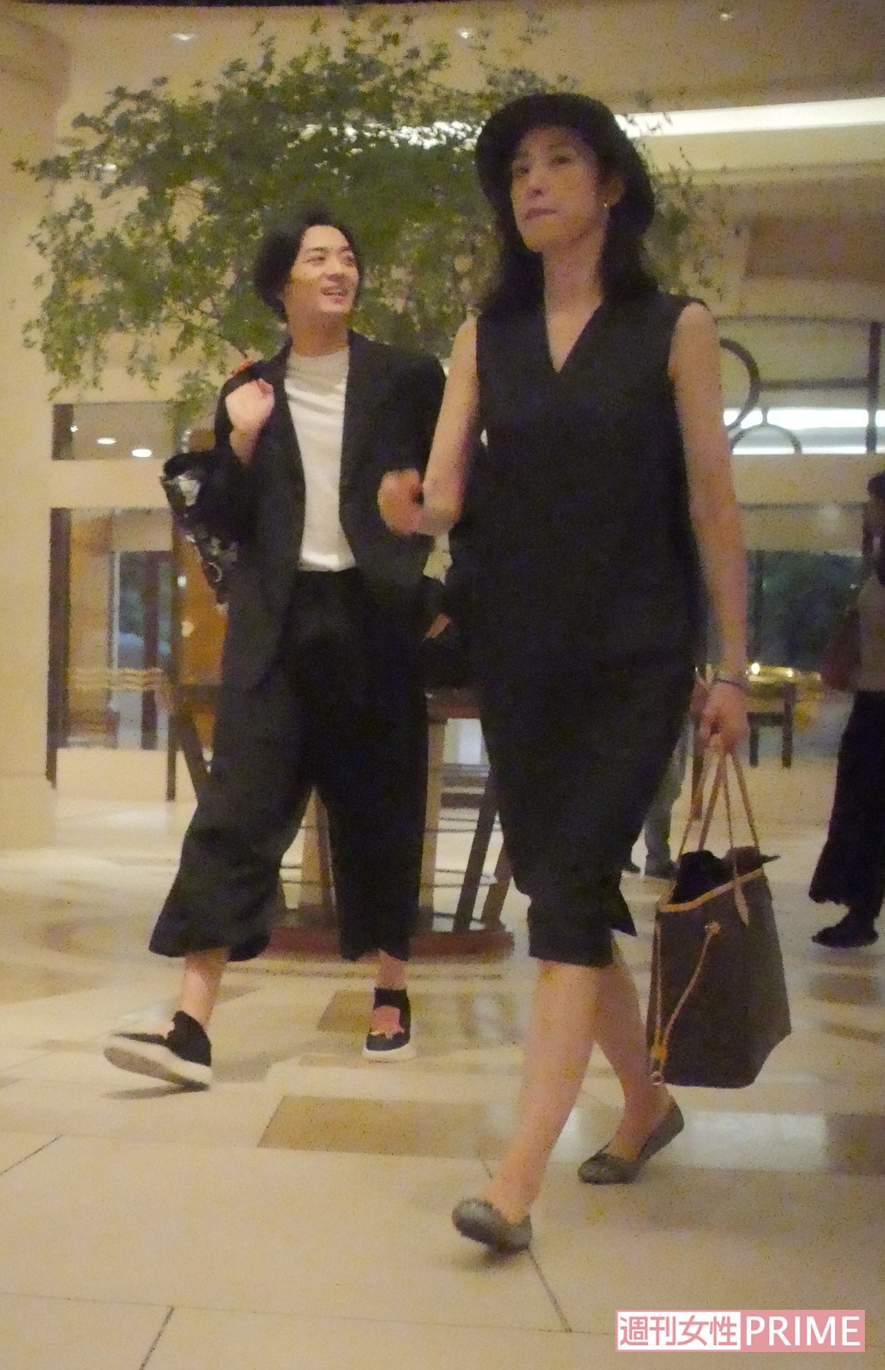 2018年5月に行われた舞台『修羅天魔～髑髏城の七人Seasоn極』の打ち上げにて。1回目の打ち上げの（左）竜星涼と（右）天海祐希。同じ事務所のふたりは、談笑しながら会場へ