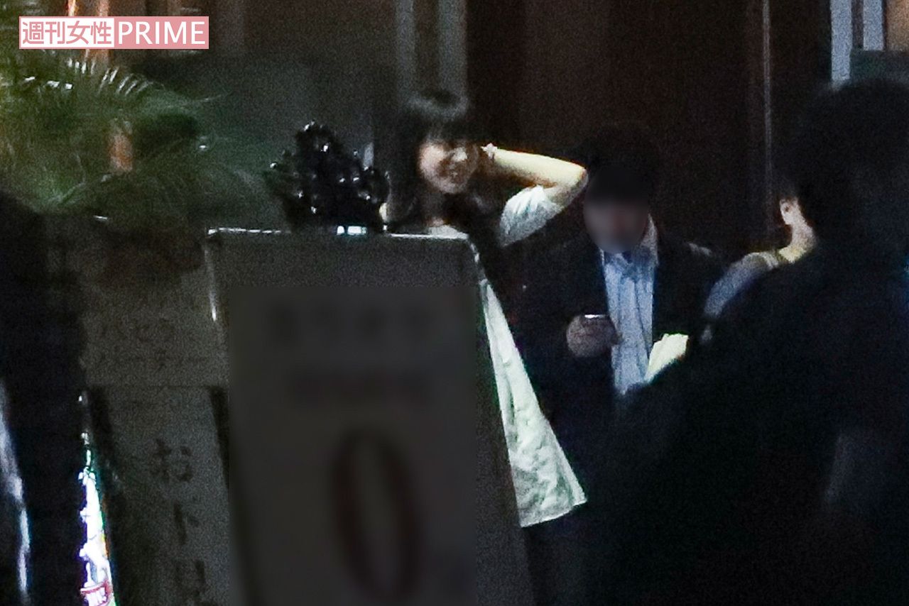 打ち上げ後、会場前で談笑する新川