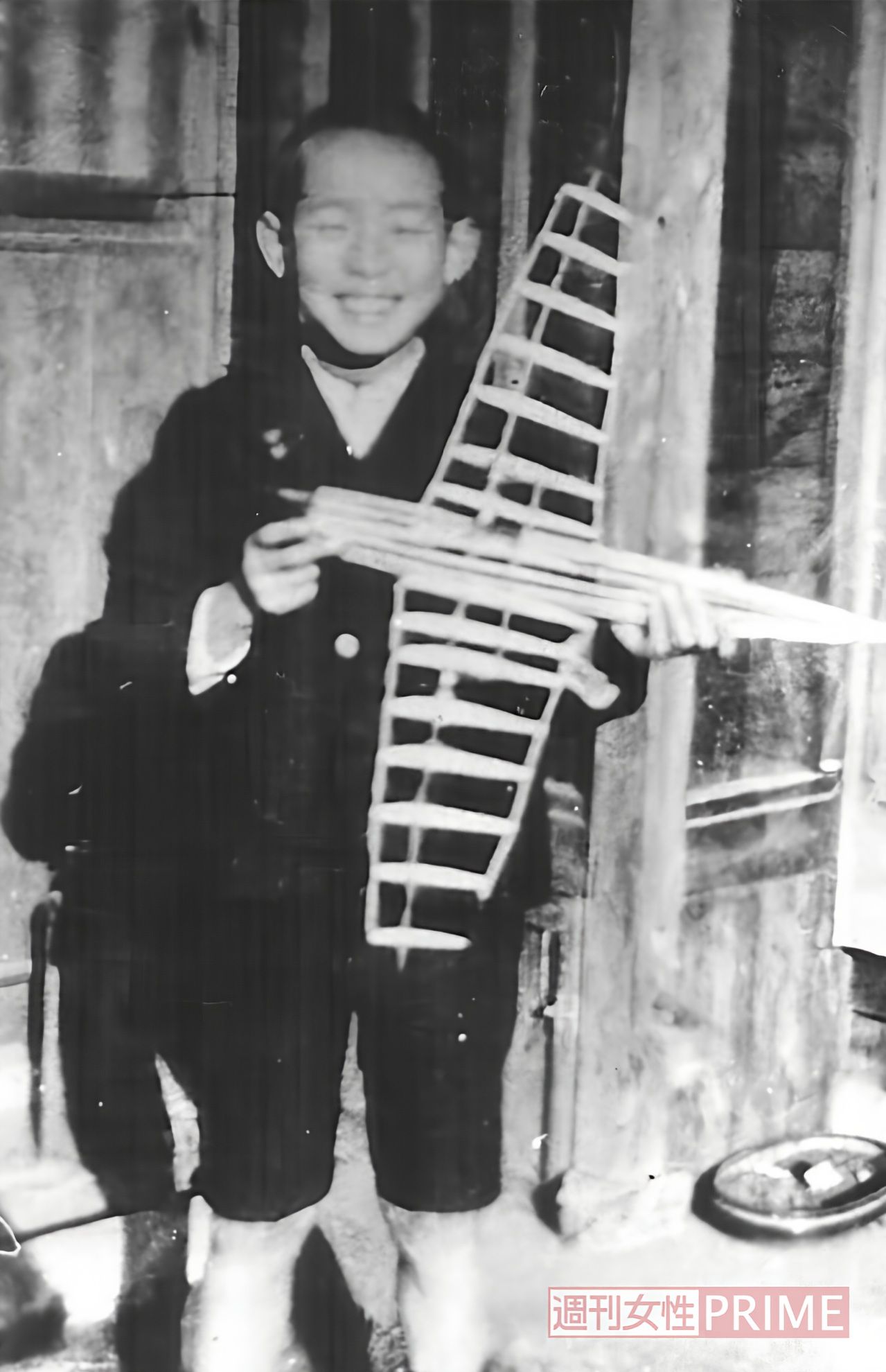 最初の発明は5歳のとき。その「自動重心安定装置」を持つ中松少年　写真提供／ドクター・中松