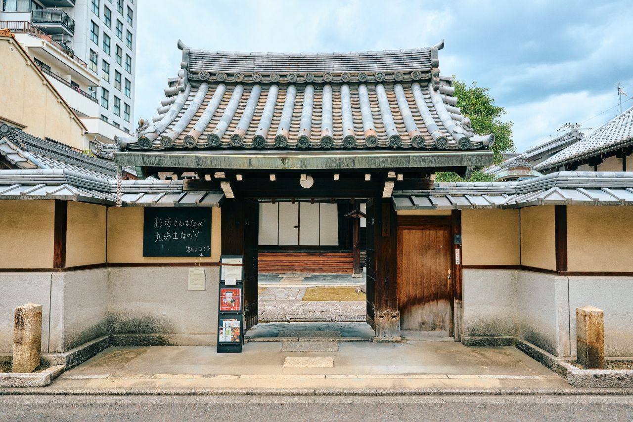 龍岸寺（京都市下京区塩小路通大宮東入八条坊門町564）はJR京都駅からも徒歩圏内。一日仏像彫刻教室や瞑想と体操のプログラムなど、魅惑のイベントはホームページでチェック！　写真提供／龍岸寺