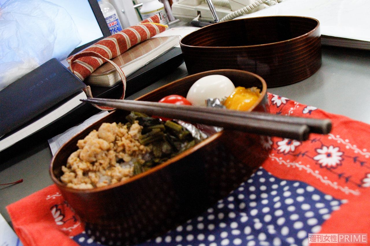 くまモンが撮ったスクープはなんと女性記者のお弁当⁉️　「これは“おいしいスクープ”だモン♪（じゅるっ）」　撮影／くまモン