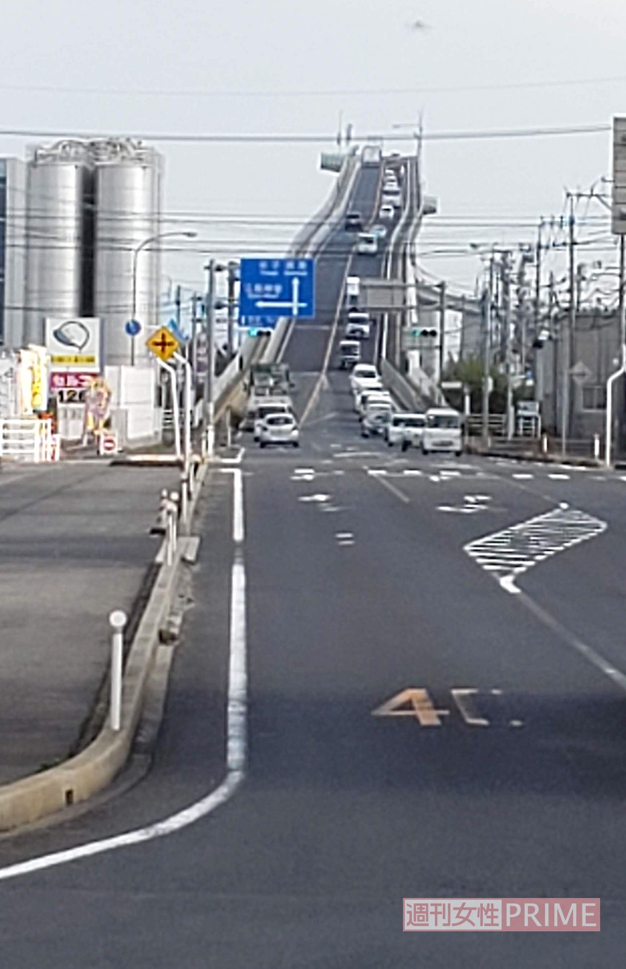 CMのロケ地で使用されて以降「ベタ踏み坂」の愛称で人気の江島大橋。島根県松江市八束町から鳥取県境港市渡町へまたいで結ぶ日本一のPCラｰメン橋　撮影／編集部