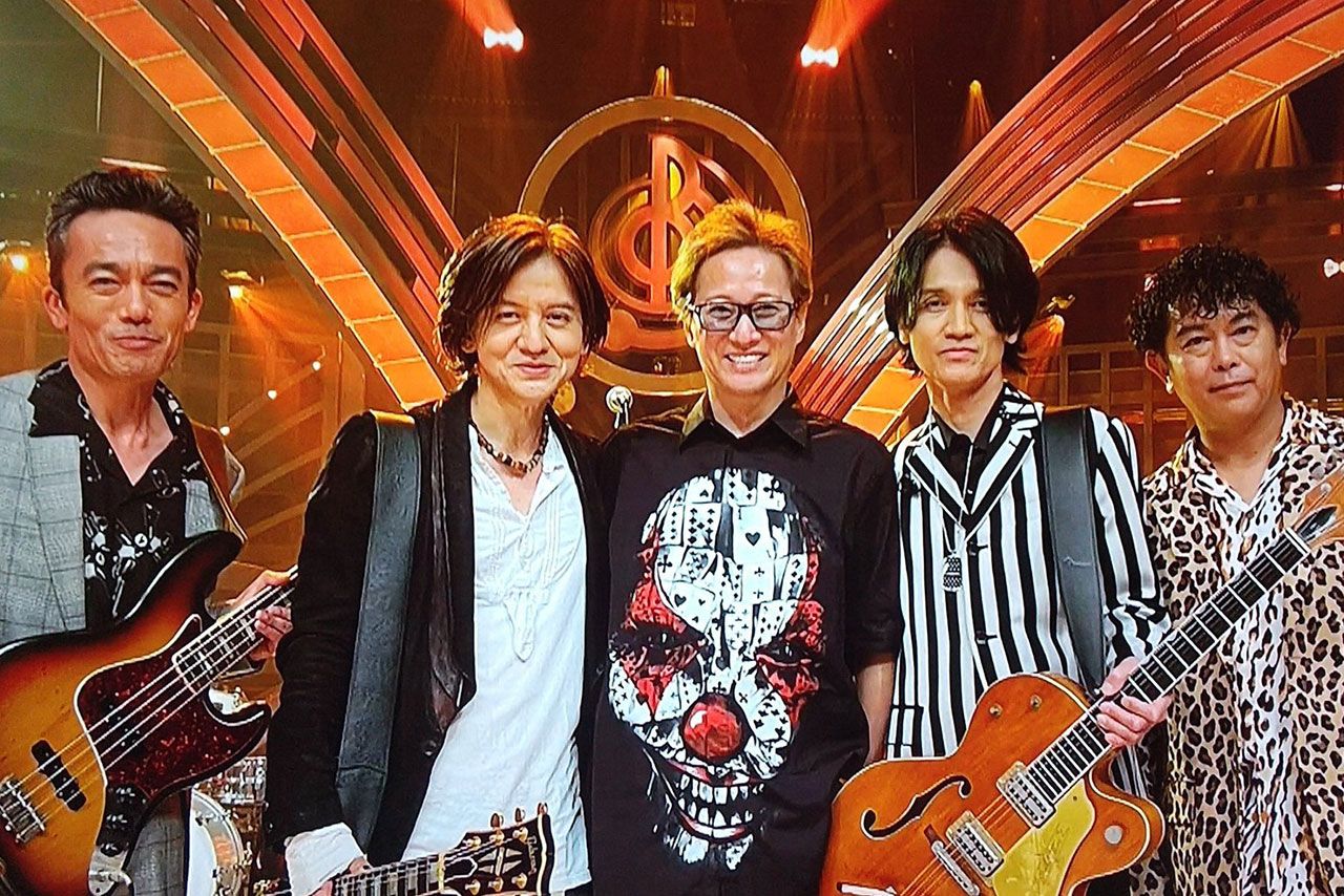 『音楽の日』で記念写真を撮る中居正広と『男闘呼組』
