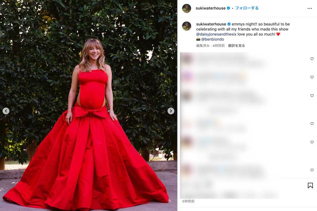 背中側に布がない大胆なドレスでエミー賞の授賞式に参加したスーキー・ウォーターハウス（本人のインスタグラムより）