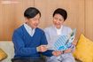 天皇陛下の御誕生日に際し、本を御覧になる天皇皇后両陛下(宮内庁提供・2021年)