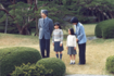 当時10歳の眞子さん、6歳の佳子さまを中心に仲睦まじい秋篠宮家(2001年11月)