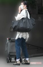 記者の直撃を受ける中島みゆき、引退説に語ったことは（2022年8月）