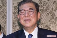 石破茂首相「わざと引きずってる？」『鳥取県人会』でも貫く“長すぎるズボン裾”と「記事にならん」鉄板ト…