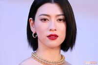 竹内涼真と交際の三吉彩花「足が短く見える」始球式ファッションが不評もどうやら“ノーダメージ”