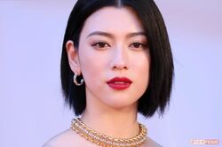 三吉彩花、『背中タトゥー』『高露出ファッション』の次は独創的アートブックが話題に!世界的写真家とコラボも《しっくりこない》の戸惑い
