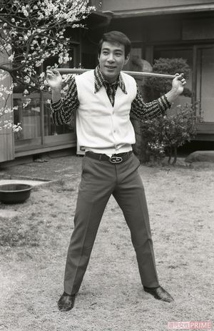 '76年、自宅の庭で稽古中の十二代目團十郎さん。この翌年に海老蔵が誕生した