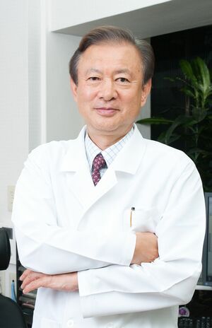 栗原毅先生●医学博士、栗原クリニック東京・日本橋院長。北里大学医学部卒業後、慶應義塾大学教授などを経て現職。著書は『2カ月でぽっこりお腹が改善！内臓脂肪の落とし方』（主婦の友社）など。