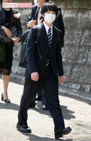 制服がない筑附高の入学式に、濃紺のスーツ姿で出席された悠仁さま（4月9日）