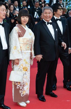 カンヌ国際映画祭で映画「首」の上映前にレッドカーペットを歩く北野武と夫人　写真/共同通信社