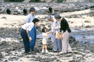 静岡県の須崎御用邸の海岸を散策する上皇ご夫妻と秋篠宮ご夫妻の中心には当時3歳の佳子さまが（1998年8月27日）