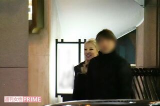 バレンタインデーに新宿歌舞伎町を男性と歩く加藤紗里（2025年2月）