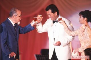 森繁久彌さんが結婚25周年パーティーに。元女優の妻・めぐみさんと3人で祝杯のグラスを交わした（ '95年）（撮影／本誌写真班）