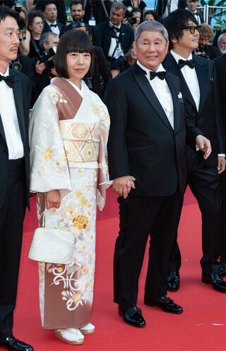 カンヌ国際映画祭で映画「首」の上映前にレッドカーペットを歩く北野武と夫人