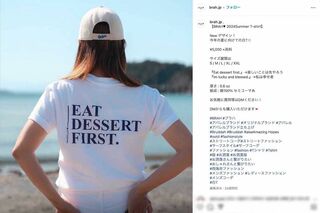 『BRAH▼』で2024年夏から販売しているTシャツの商品写真では、モデルの女性に『ドジャース』のキャップをかぶせている（ブランド公式インスタグラムより）