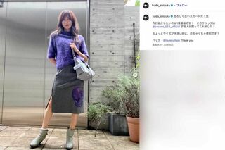 紫色の大きなドクロがあしらわれた、ひざ下丈スカートを披露した工藤静香（本人のインスタグラムより）
