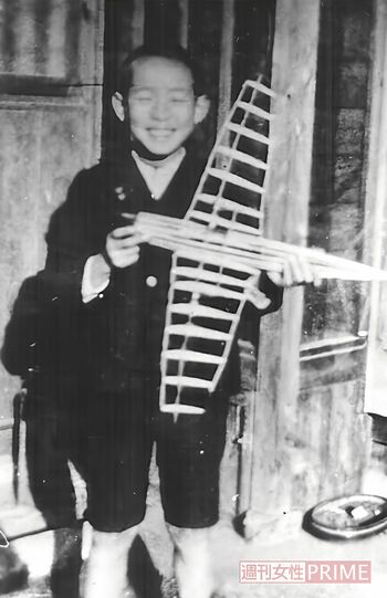 最初の発明は5歳のとき。その「自動重心安定装置」を持つ中松少年　写真提供／ドクター・中松