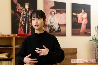 港区・赤坂にある『紫派藤間流』の稽古場では、壁に飾られた初世・藤間紫や市川猿翁の写真が爽子たちをずっと見守っている　撮影／伊藤和幸