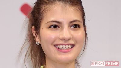 マギーの背中まる出しファッションに「びんぼっちゃまくん」「誰だったっけ？」ネットは賛否分かれる、メデ…