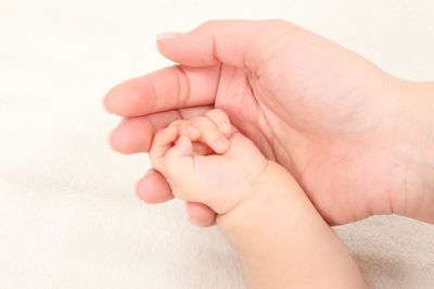 思いがけない妊娠を誰にも言えず、孤立する女性たちーー背景にある“関係性の貧困”