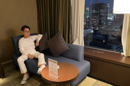 大阪の夜景とマッチするダンディーな加トちゃん