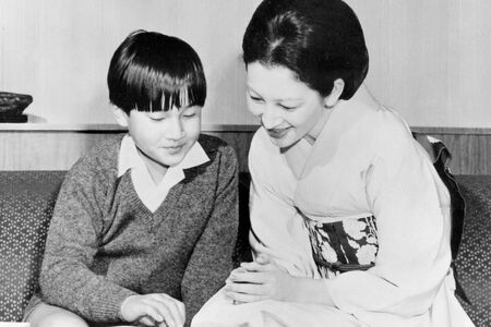 読書に親しんでほしいという思いから、多くの本の読み聞かせをされた美智子さま（1971年2月）（写真提供／共同通信）