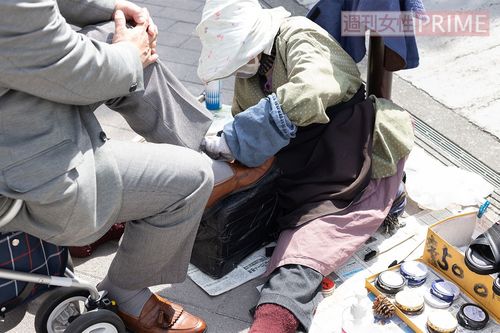 指先を使い、細かいところまで丁寧に作業する