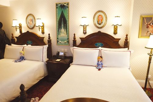 香港ディズニーランド・ホテルの『アナと雪の女王』がテーマのスイートルーム。部屋のコーナーにはオラフ、ベッドの上にもキャラクターが待っていて、ファンにはこたえられない魅力。部屋中が『アナと雪の女王』の世界  