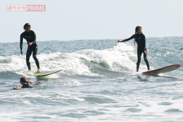 2008年、千葉の海でサーフィンを楽しむ木村拓哉と工藤静香