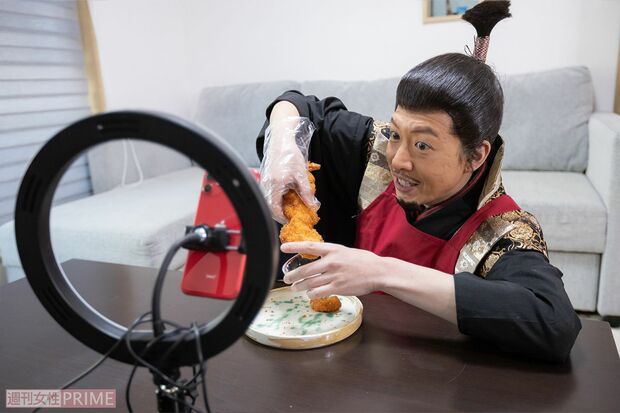 自前の自撮りセットに向かう殿。毎回の仕上げカット。「時々、顔マネ忘れて食べてます」（元木）